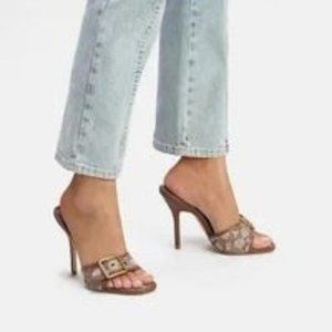 $169 *NEW* (6.5) Coach Buckle Mule